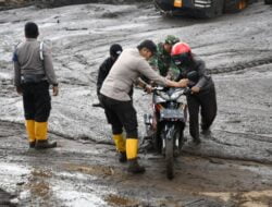 Spontan Sikap Heroik, Babinsa Kodim 822 Bondowoso Dorong Sepeda Warga Terjebak Lumpur