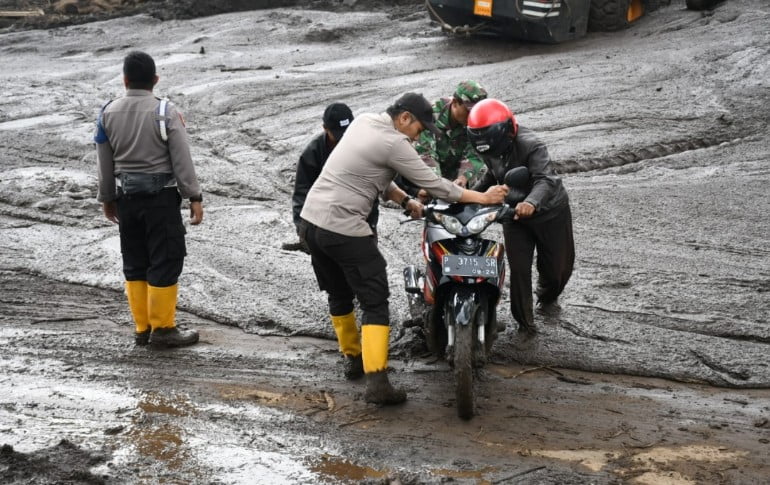 Spontan Sikap Heroik, Babinsa Kodim 822 Bondowoso Dorong Sepeda Warga Terjebak Lumpur