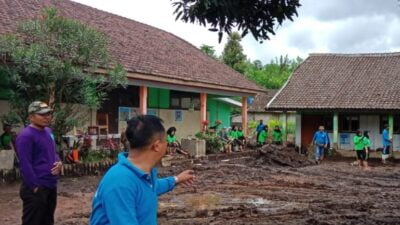 Akbid Dharma Praja Bersihkan Lumpur Sempol