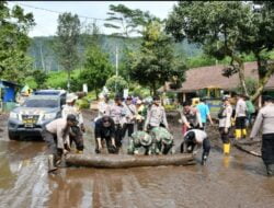 Sinergitas TNI/Polri Bersihkan Sisa Material Banjir Bandang Ijen