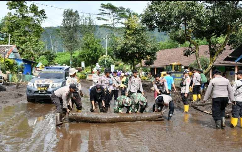 Sinergitas TNI/Polri Bersihkan Sisa Material Banjir Bandang Ijen