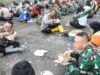 Sebagai Figur TNI Yang Merakyat, Kodim 0822 Bondowoso Dan Relawan Ijen Makan Bersama Nasi Bungkus