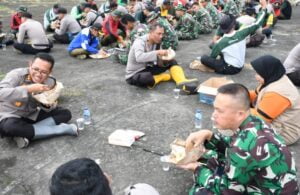 Sebagai Figur TNI Yang Merakyat, Kodim 0822 Bondowoso Dan Relawan Ijen Makan Bersama Nasi Bungkus