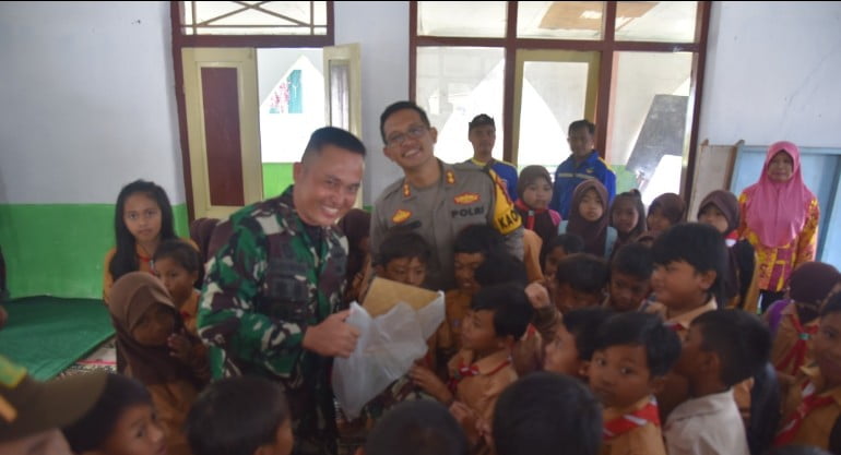 Polres Bondowoso dan Kodim 0822 Berikan Bantuan Peralatan Sekolah Untuk Pelajar Terdampak Banjir