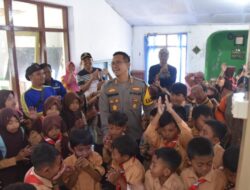 Sinergi, Polres Bondowoso dan Kodim 0822 Berikan Bantuan Peralatan Sekolah Untuk Pelajar Terdampak Banjir