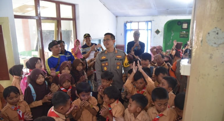 Sinergi, Polres Bondowoso dan Kodim 0822 Berikan Bantuan Peralatan Sekolah Untuk Pelajar Terdampak Banjir