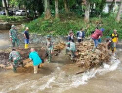 Pasca Banjir di Desa Pancoran, Danramil 0822/01 Bondowoso Bersama Anggota Bantu Warga Betulkan TPT