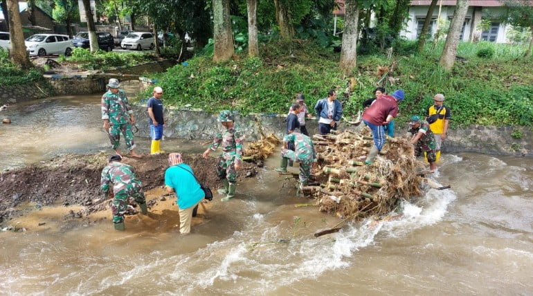 Pasca Banjir di Desa Pancoran, Danramil 0822/01 Bondowoso Bersama Anggota Bantu Warga Betulkan TPT