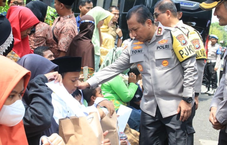 Kapolda Jatim Bangkitkan Semangat Anak Yatim di Jumat Curhat