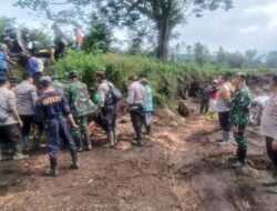 TNI – Polri Bersama Masyarakat Laksanakan Giat Pembersihan Sisa-sisa Material Banjir Susulan Ijen