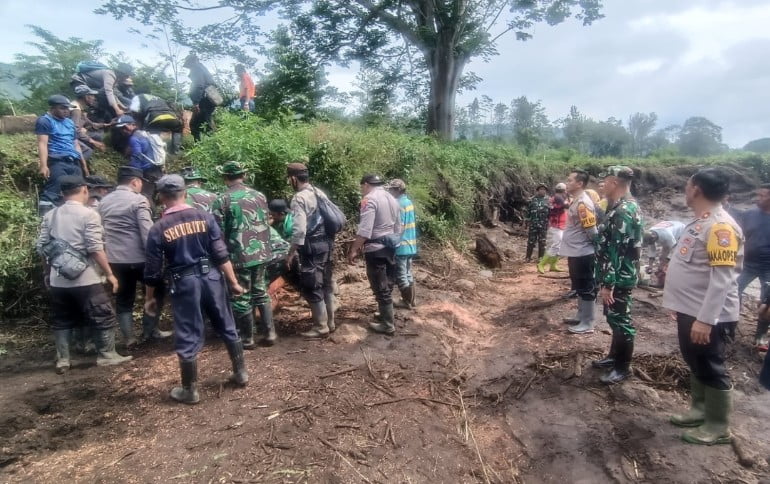 TNI - Polri Bersama Masyarakat Laksanakan Giat Pembersihan Sisa-sisa Material Banjir Susulan Ijen