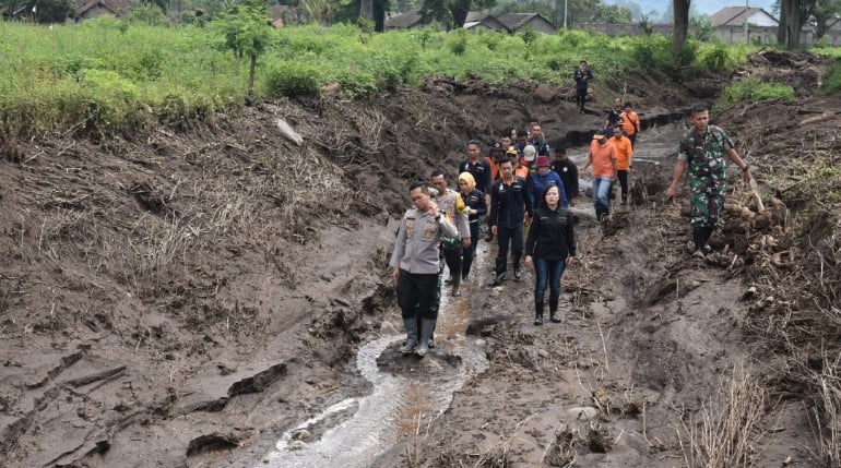 Kapolres Bersama Dandim 0822 Bondowoso Menyusuri Aliran Sungai Luapan Banjir Ijen