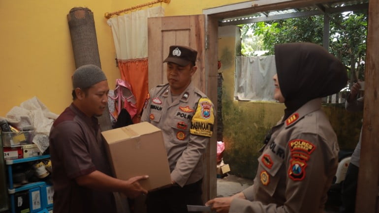 Polisi Kembali Berikan Bantuan Kepada Keluarga Aremania di Jember