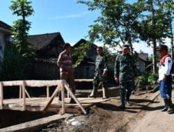 Kodim 0822 Dan Relawan Bangun Jembatan Rusak Diterjang Banjir Ijen