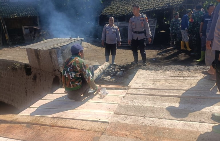 Pasca Banjir Bandang Ijen, TNI - Polri Bangun Jembatan Penghubung