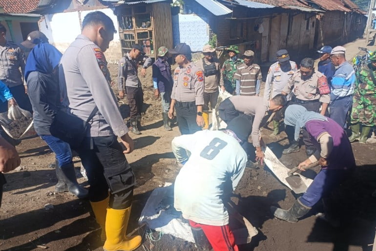 Polisi Bersama TNI dan Warga di Bondowoso Bangun Jembatan Pasca Banjir Bandang Ijen