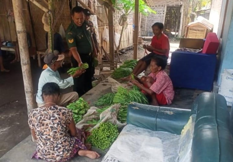 Dukung Kesejahteraan, Babinsa Koramil Grujugan Beri Motivasi kepada Petani Sayur