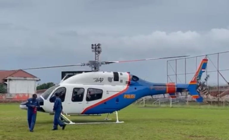 Pilot Helikopter Polda Jatim Lakukan Alternatif Landing di Tulungagung Untuk Keselamatan