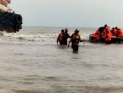 Polisi Bersama Basarnas Berhasil Selamatkan Kru Kapal Tug Boat Capricorn II di Perairan Bangkalan