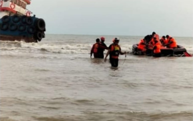 Polisi Bersama Basarnas Berhasil Selamatkan Kru Kapal Tug Boat Capricorn II di Perairan Bangkalan