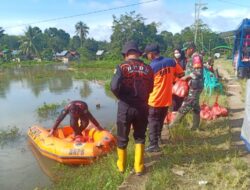 Babinsa Koramil 05/Pandawan Bantu Distribusi Logistik Warga Terdampak Banjir di Desa Masiraan