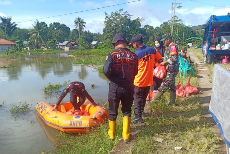 Babinsa Koramil 05/Pandawan Bantu Distribusi Logistik Warga Terdampak Banjir di Desa Masiraan