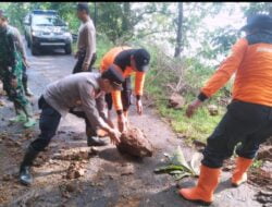 Gerak Cepat, TNI Polri Di Ponorogo Bersihkan Tanah Longsor