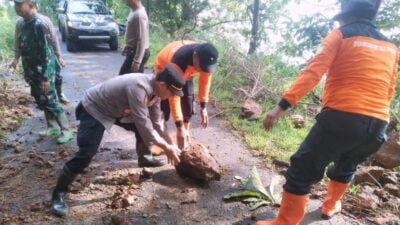 Gerak Cepat, TNI Polri Di Ponorogo Bersihkan Tanah Longsor