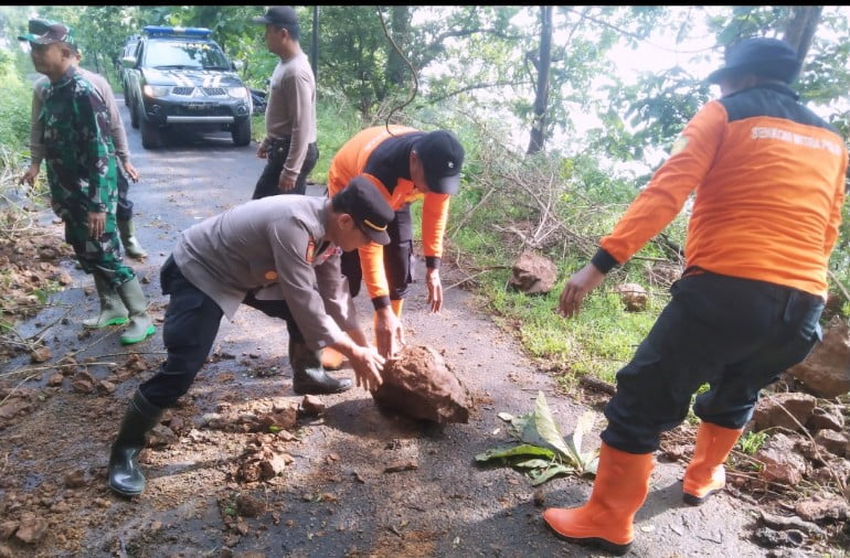 Gerak Cepat, TNI Polri Di Ponorogo Bersihkan Tanah Longsor