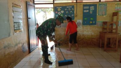 Babinsa Koramil 06/Barabai Bersihkan Ruang Kelas Terdampak Banjir