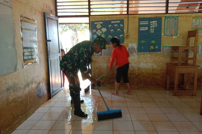 Babinsa Koramil 06/Barabai Bersihkan Ruang Kelas Terdampak Banjir