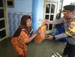 Polisi Gelar Pengobatan dan Bengkel Gratis Hingga Berbagi Sembako Bagi Warga Terdampak Banjir di Lamongan