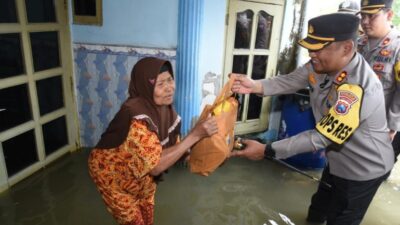 Polisi Gelar Pengobatan dan Bengkel Gratis Hingga Berbagi Sembako Bagi Warga Terdampak Banjir di Lamongan