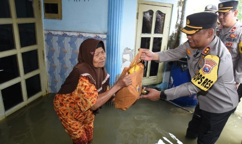 Polisi Gelar Pengobatan dan Bengkel Gratis Hingga Berbagi Sembako Bagi Warga Terdampak Banjir di Lamongan