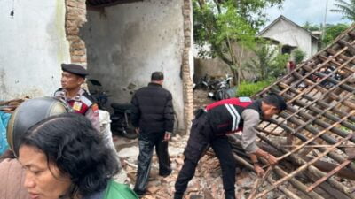 Gercep Polres Jember Bantu Penanganan Akibat Angin Puting Beliung