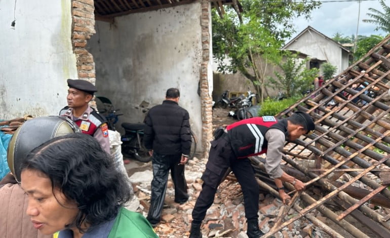 Gercep Polres Jember Bantu Penanganan Akibat Angin Puting Beliung