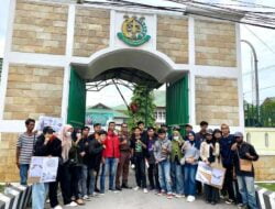 EK-LMND Kendari & Aliansi Gerakan Mahasiswa/Pemuda Sultra, Melakukan Aksi Solidaritas Terhadap 12 Mahasiswa Palopo di Kejati Sultra.