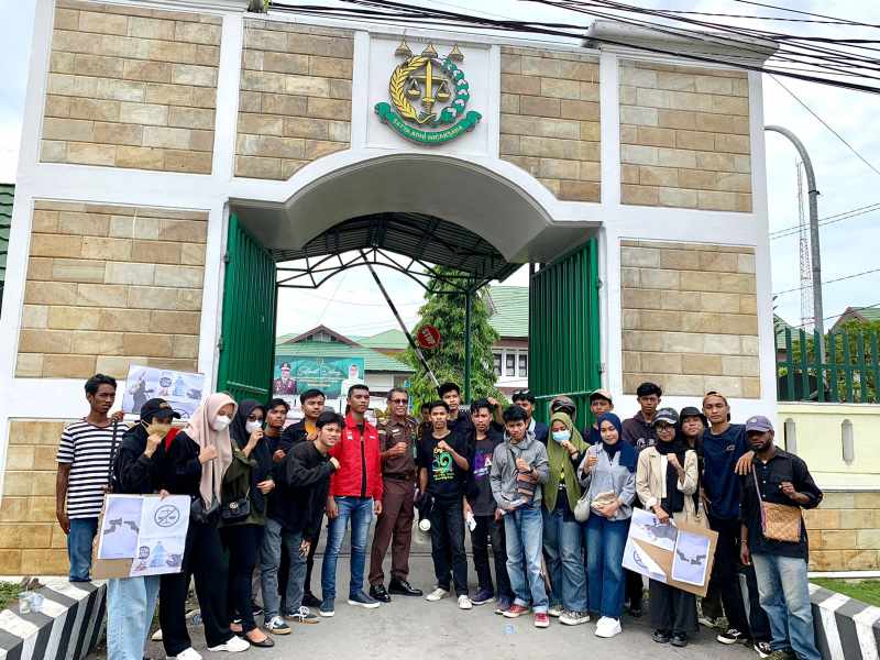 EK-LMND Kendari & Aliansi Gerakan Mahasiswa/Pemuda Sultra, Melakukan Aksi Solidaritas Terhadap 12 Mahasiswa Palopo di Kejati Sultra.