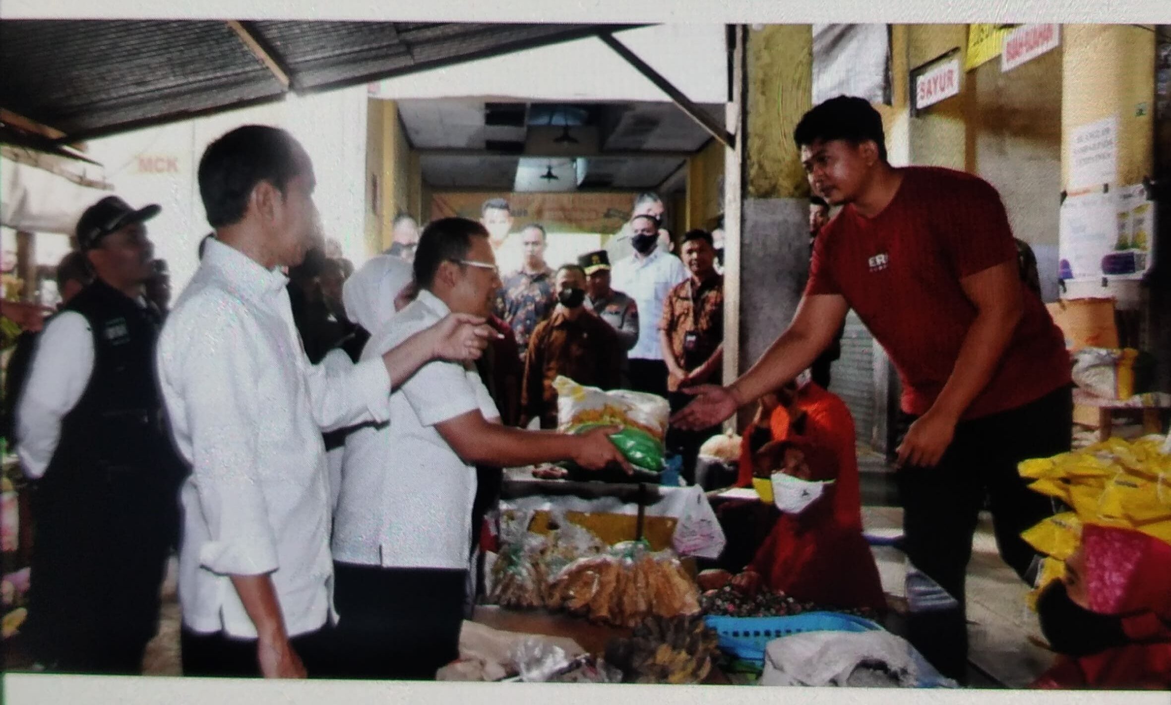 Presiden Cek Harga Kebutuhan Pokok di Pasar Beran