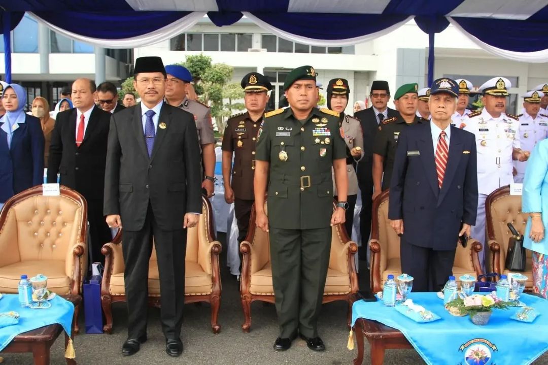 Kasdivif 2 Kostrad Brigadir Jenderal TNI Primadi Saiful Sulun, S.Sos., M.Si., Hadiri Serah Terima Jabatan Pangkoarmada II di Dermaga Ujung Surabaya