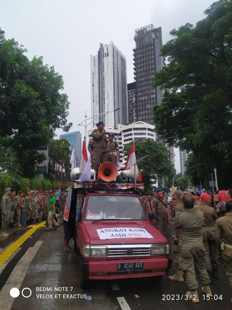 Aksi Unjuk Rasa Dari DPP FKBPPPN (Forum Komunikasi Bantuan Polisi Pamong Praja Nusantara) Di Depan Kantor Kementerian PAN & RB JL. JEND. SUDIRMAN KAV. 69 Kel. Senayan Keb Baru Jaksel