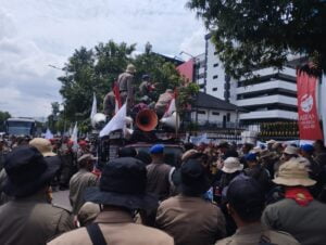 Aksi UNRAS Oleh Dewan Pimpinan Pusat Forum Komunikasi Bantuan Polisi Pamong Praja Nusantara (DPP FK-BPPPN) di Area Pintu Belakang Kantor Kemendagri, Jl. Veteran Jakarta Pusat