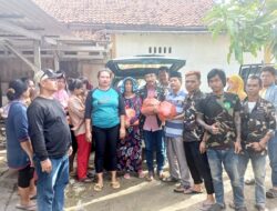 H. Apud Saepudin Ketua DPD Warga Jaya Indonesia, Subur Nugraha ( Bodong) Ketua Sub Rayon Desa Waluya, Distribusi Sembako Korban Terdampak Banjir