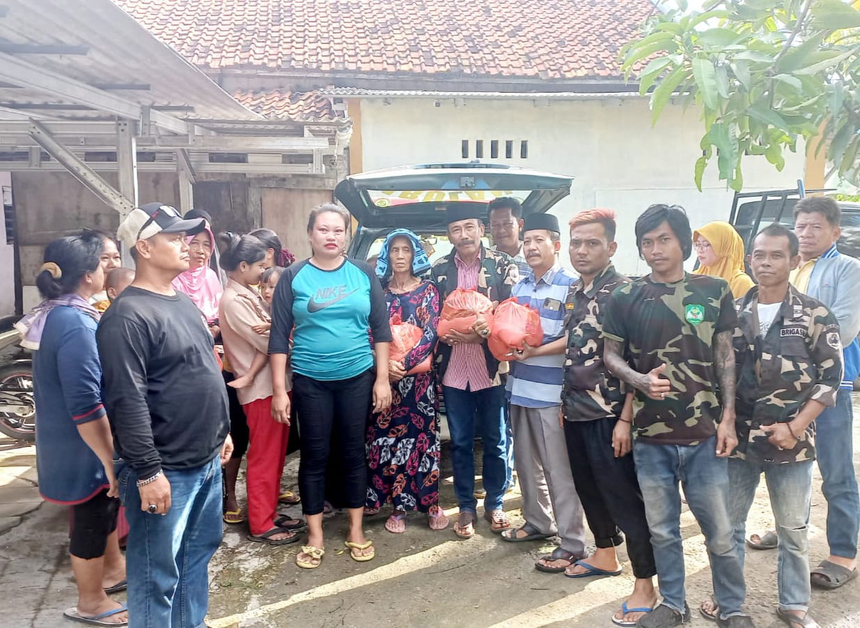 H. Apud Saepudin Ketua DPD Warga Jaya Indonesia, Subur Nugraha ( Bodong) Ketua Sub Rayon Desa Waluya, Distribusi Sembako Korban Terdampak Banjir