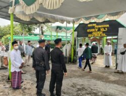 Jaga Kamtibmas Aman dan Kondusif, Personil Brimob Lakukan Pengamanan Ziarah Kubroh di Palembang 