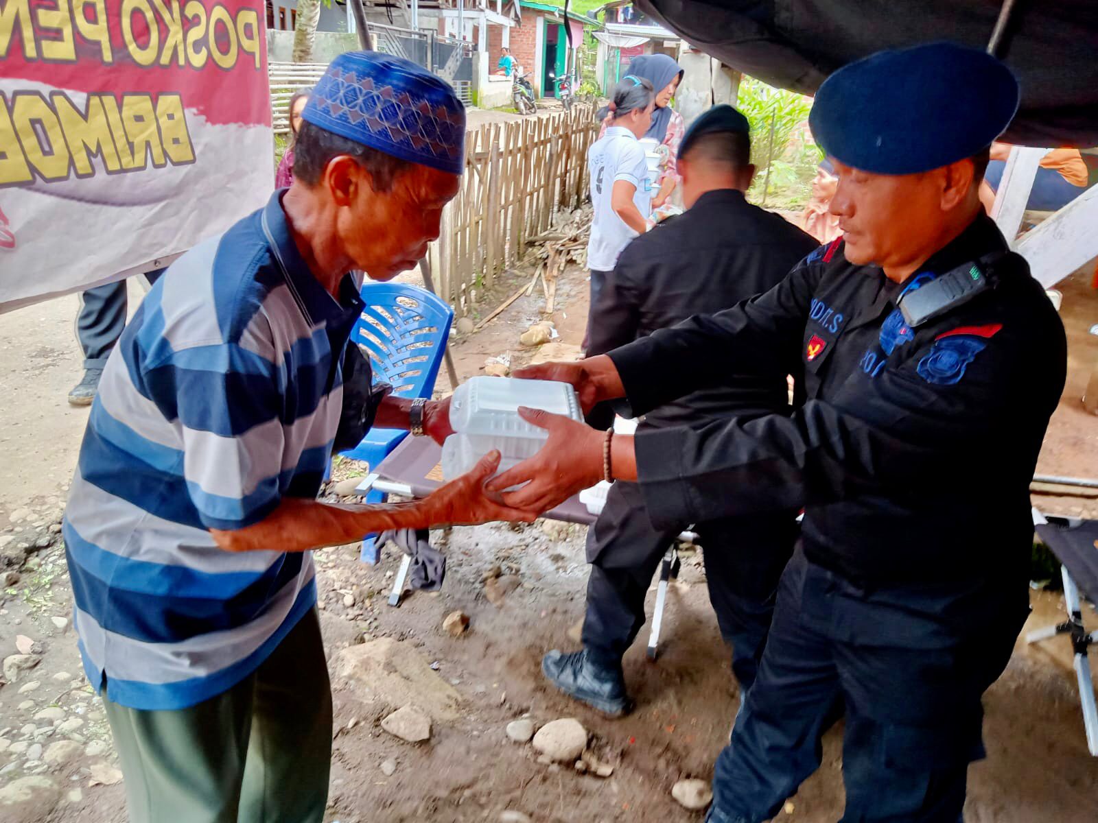 Hadir di Tengah Korban Banjir, Brimob Sumsel Dirikan Posko Dapur Lapangan di Kab. Lahat