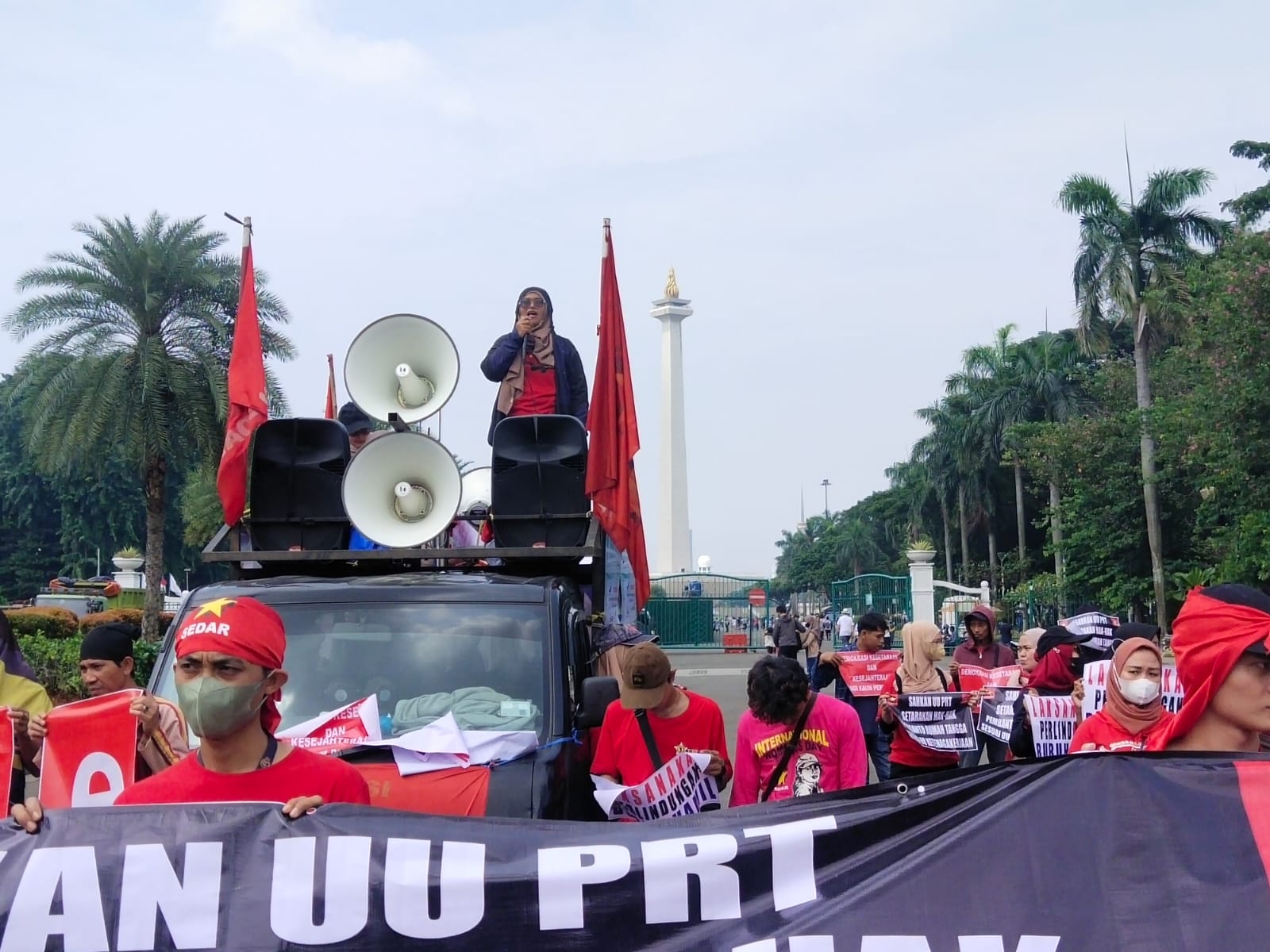 Aksi Unjuk Rasa Federasi Serikat Buruh Demokratik Kerakyatan Menuntut Pemerintah