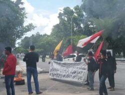 Sejumlah Mahasiswa Melakukan Aksi Demonstrasi Di Depan Kantor Polisi Daerah Sulawesi Tenggara/Polda Sultra