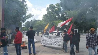 Sejumlah Mahasiswa Melakukan Aksi Demonstrasi Di Depan Kantor Polisi Daerah Sulawesi Tenggara/Polda Sultra