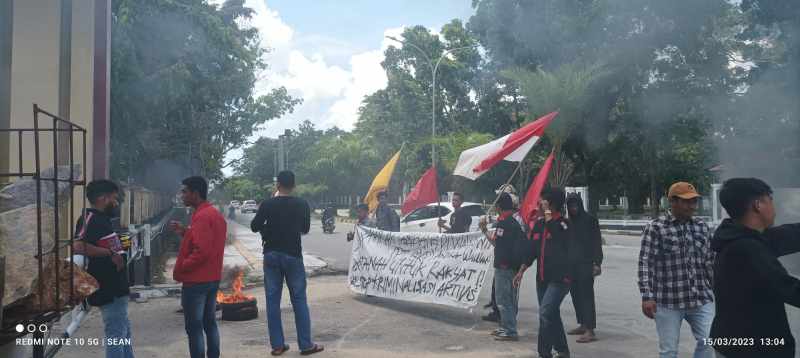 Sejumlah Mahasiswa Melakukan Aksi Demonstrasi Di Depan Kantor Polisi Daerah Sulawesi Tenggara/Polda Sultra